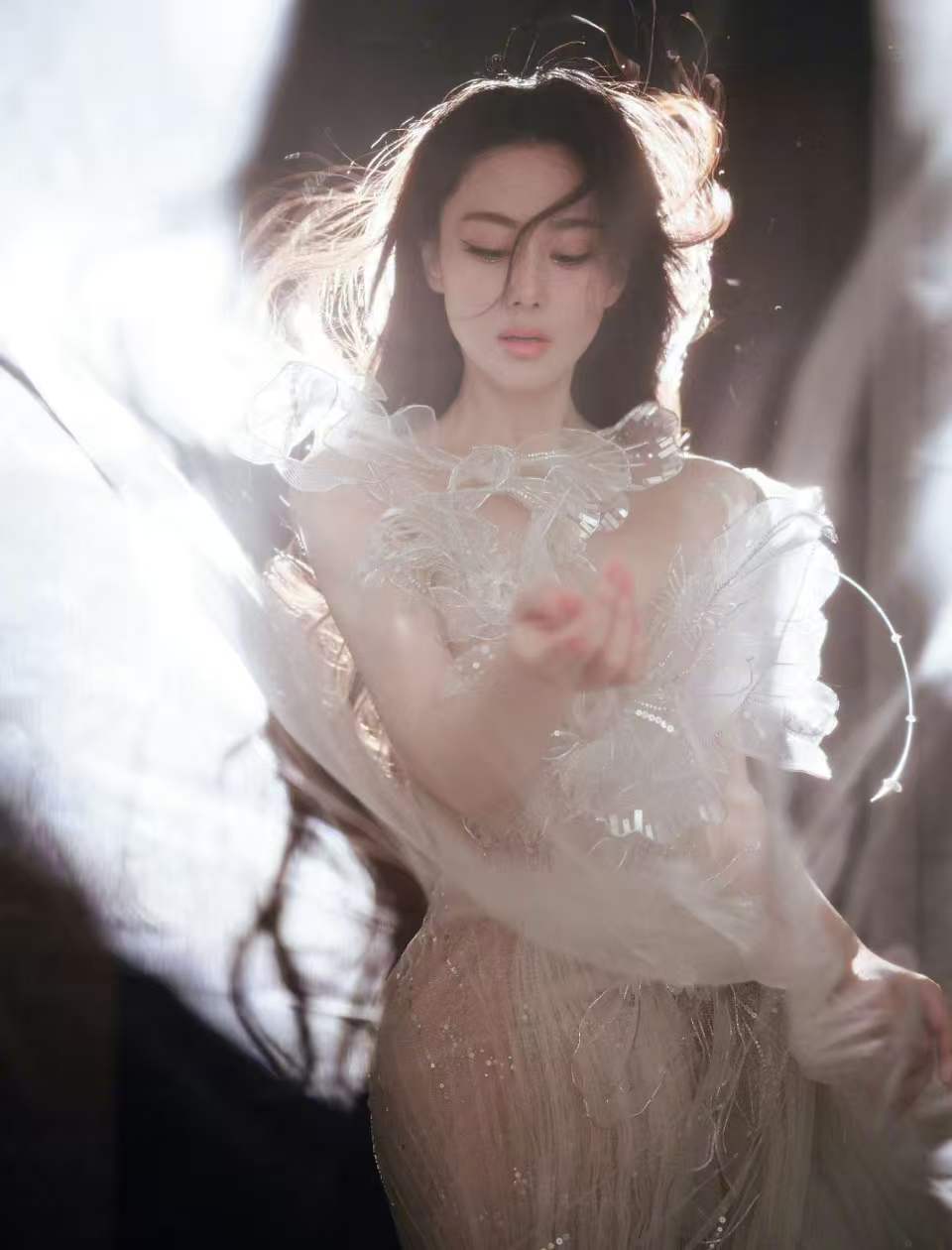 张馨予穿蝴蝶纱裙勾画好意思满体魄 目光阴凉又柔媚