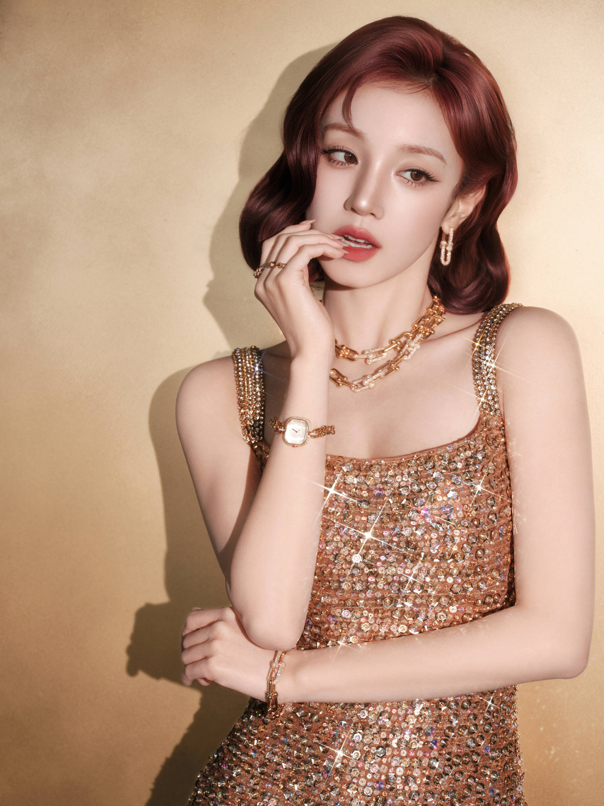 宋雨琦穿亮片裙弧线唯妙 变身维握名伶媚眼如丝