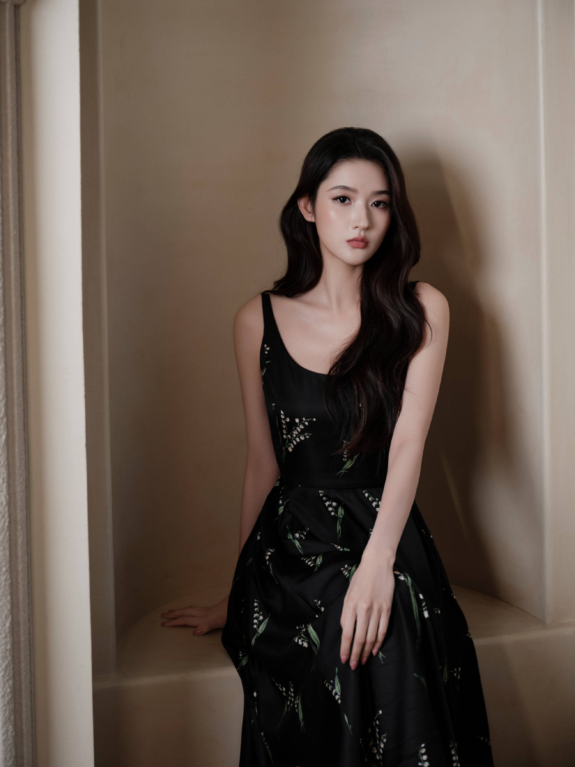 王玉雯鬈流配黑底铃兰裙慵懒优雅 光影下维握文艺