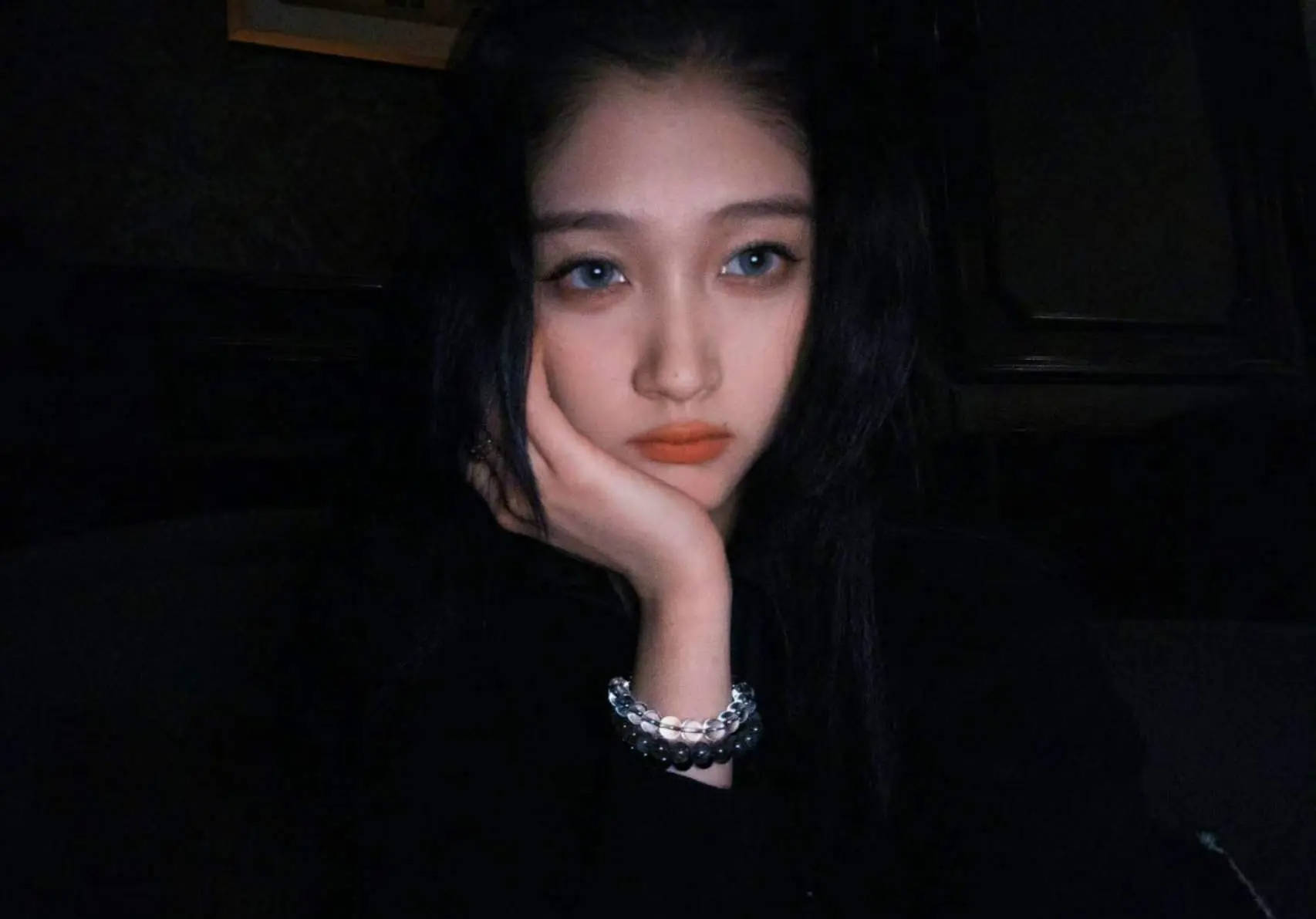 关晓彤披长发戴贝雷帽寒冷文艺 街头随拍酷飒随心