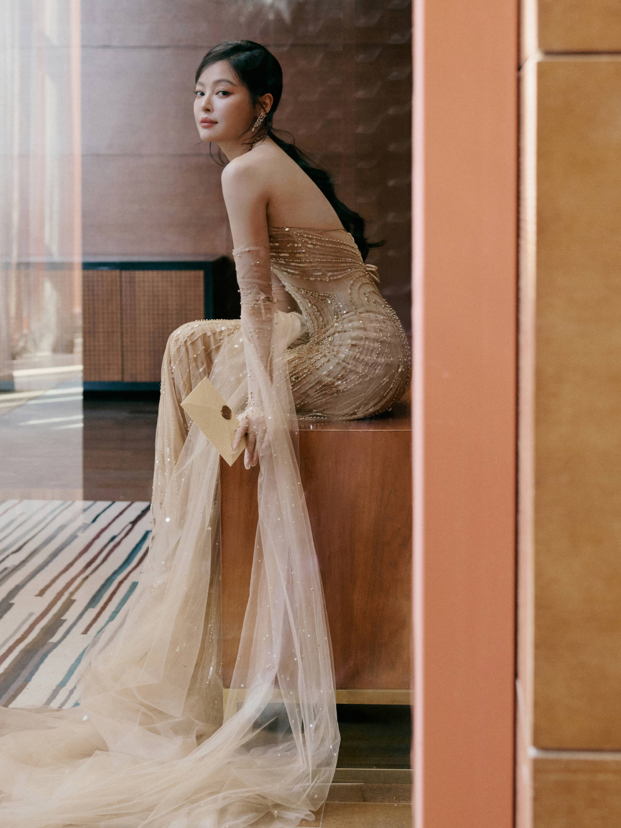 辛芷蕾金色拖尾裙丽都优雅 展露唯妙身姿弧线迷东谈主