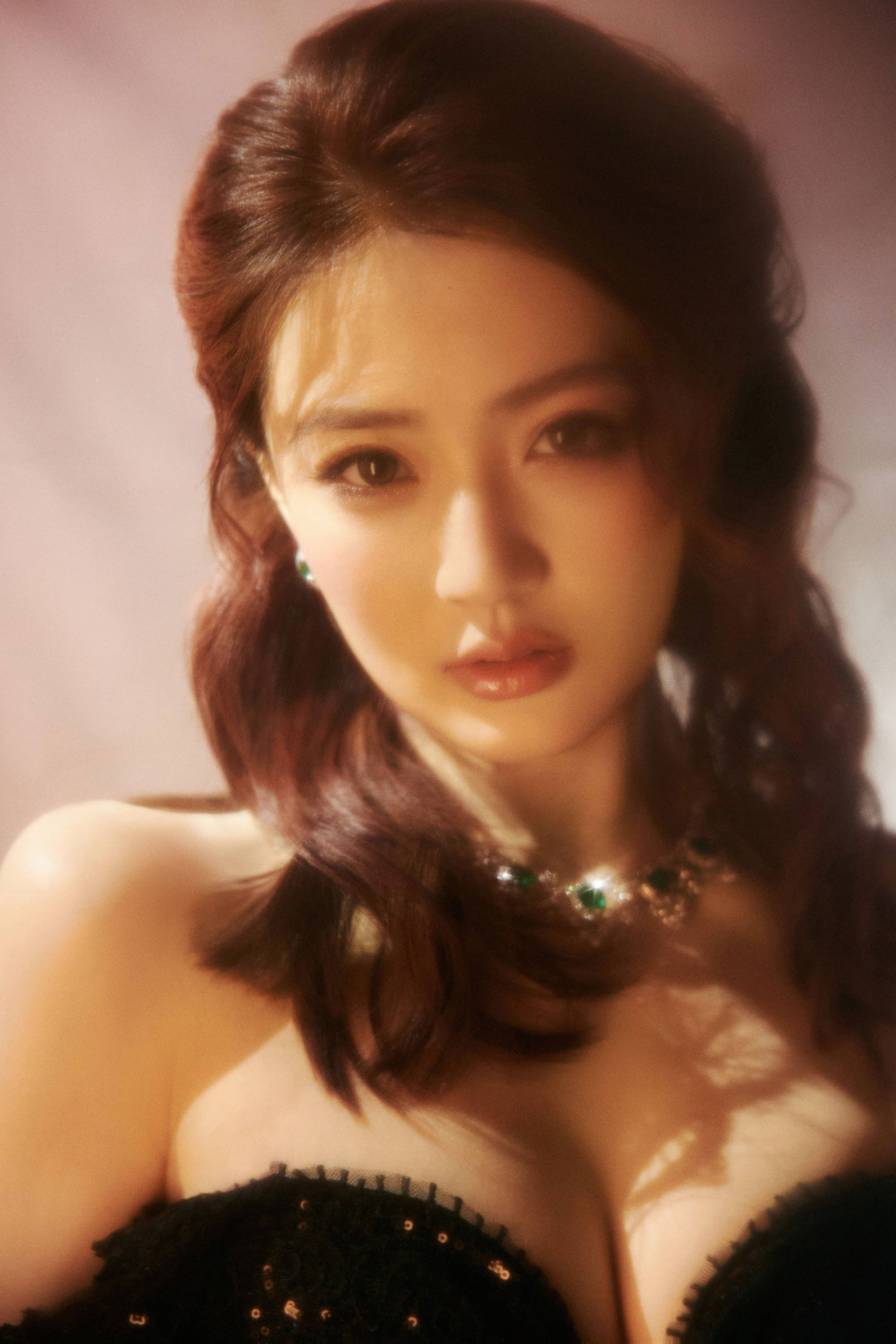 徐璐穿玄色亮片抹胸裙秀好躯壳！宛若性感油画女郎