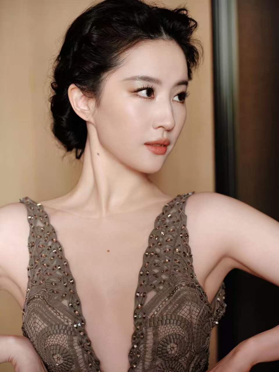 刘亦菲穿深V露背裙装 盘流配钻饰尽显优雅矜贵气质