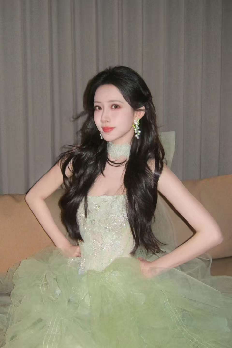 孟子义穿绿抹胸裙和顺灵动 系大蝴蝶结可儿又仙气