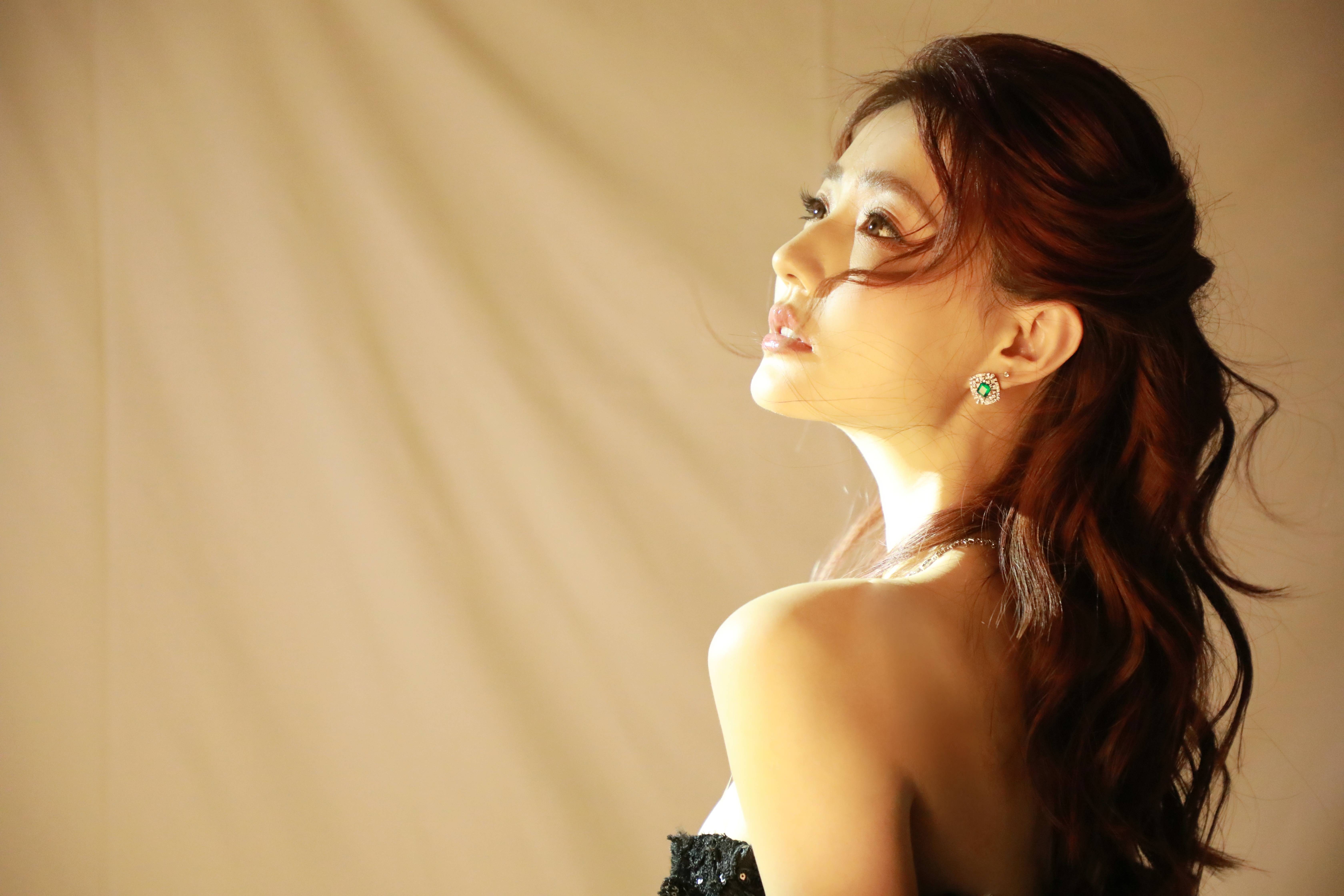 徐璐穿玄色深V裙躯壳弧线唯妙 鬈发造型慵懒性感