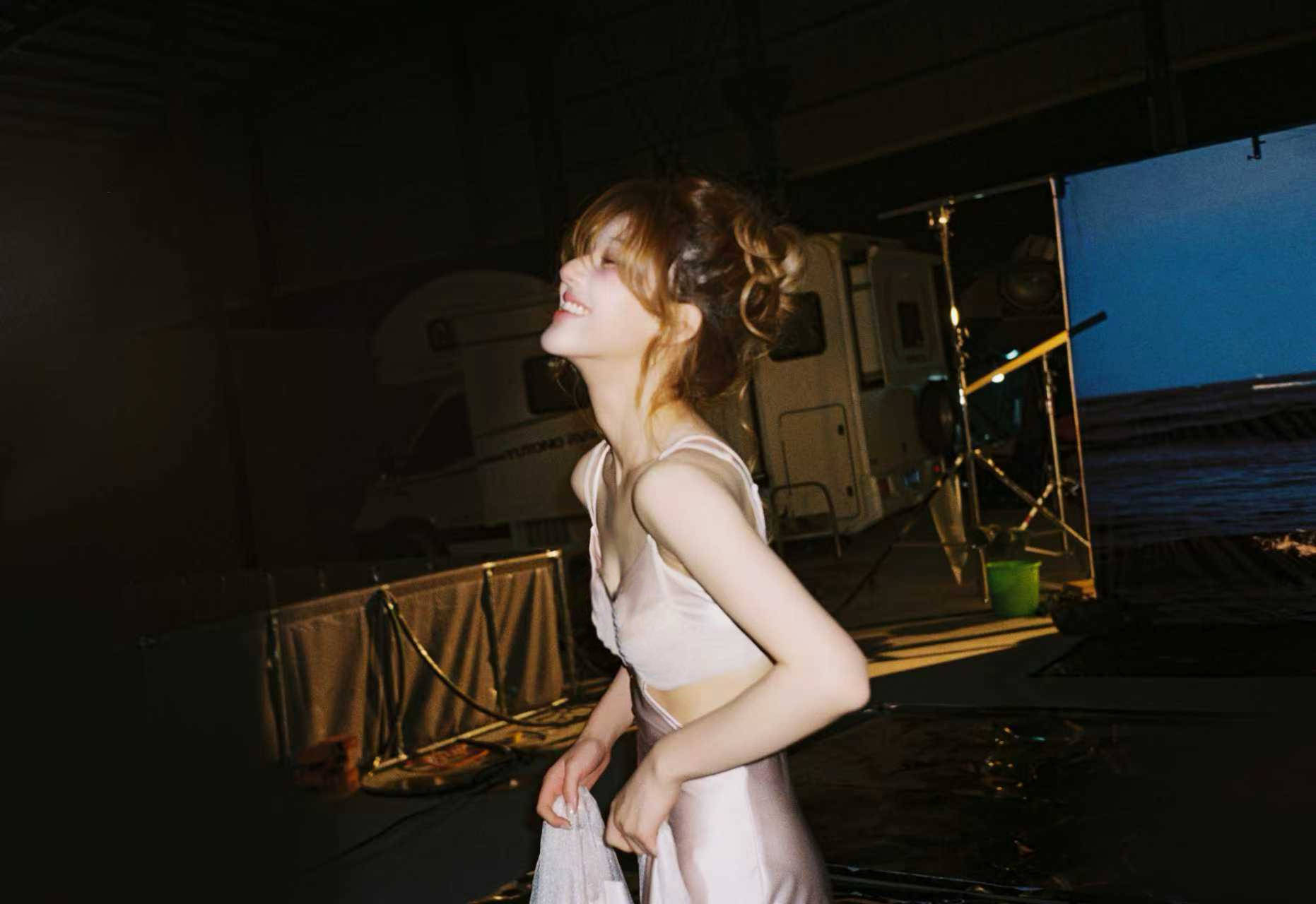 赵露想盘鬈发丸子头慵懒灵动 穿缎面裙弧线玲珑