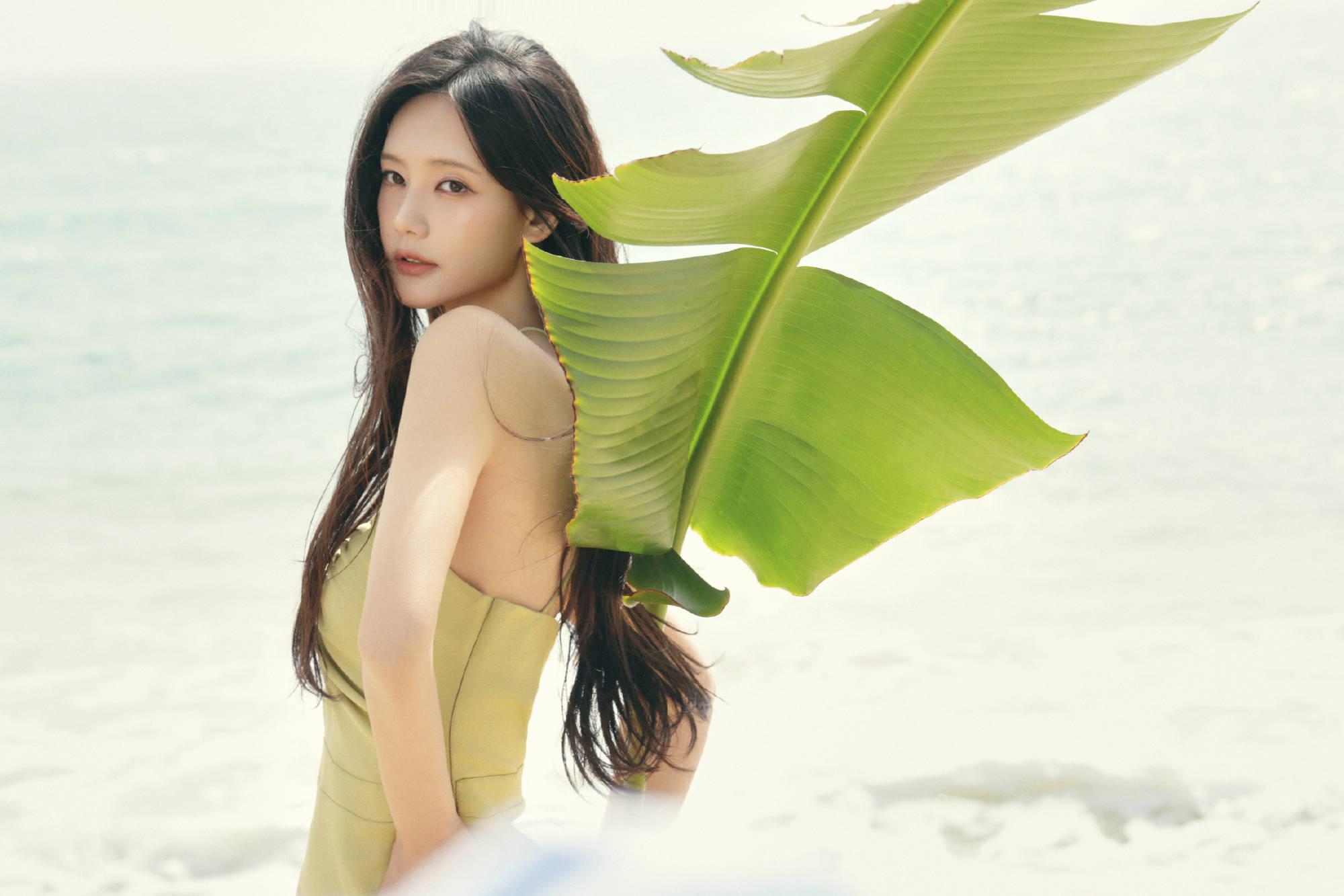 李一桐海边随拍慵懒随便 阴凉穿搭秀优厚体格