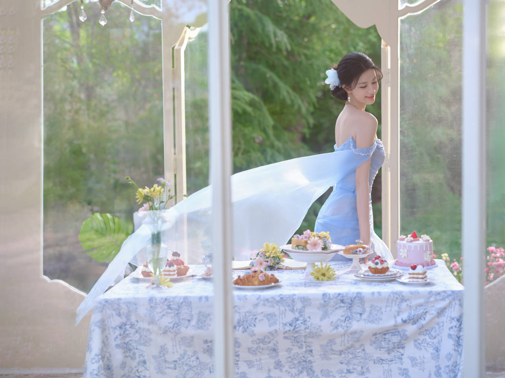 王楚然穿冰蓝纱裙宛若花中精灵 回眸灵动梦境迷东谈主