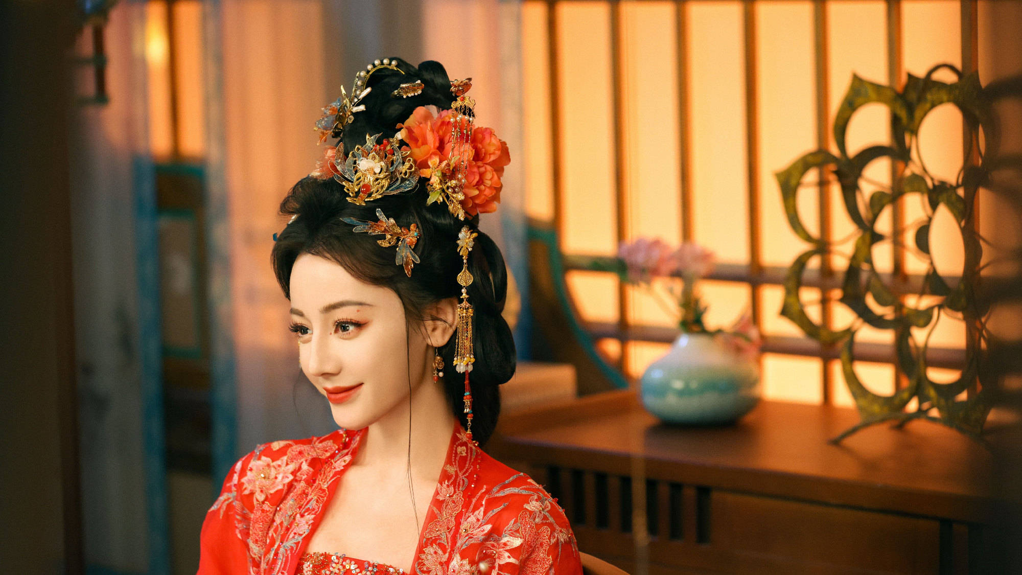 热巴戴小巧发饰边幅明艳 一言一动都是风华