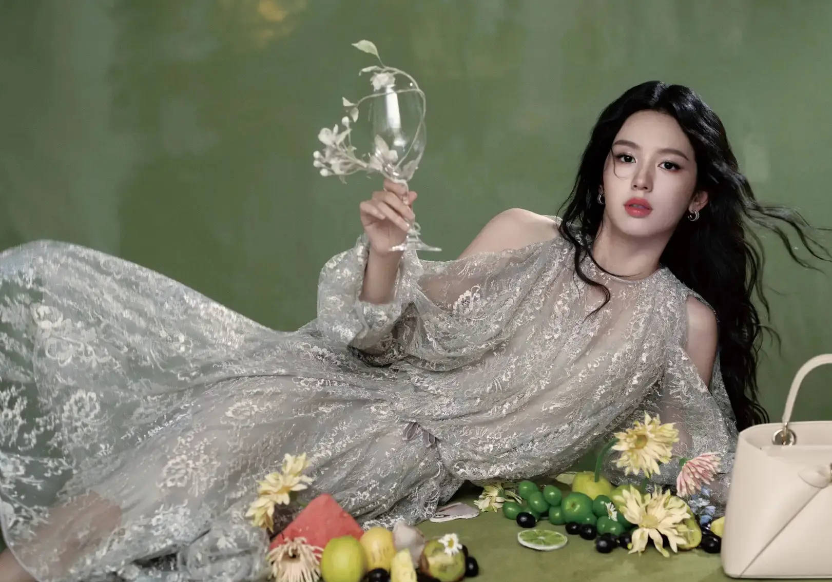 周也穿透视裙秀唯妙身姿 与鲜花绿植合影簇新怡东说念主