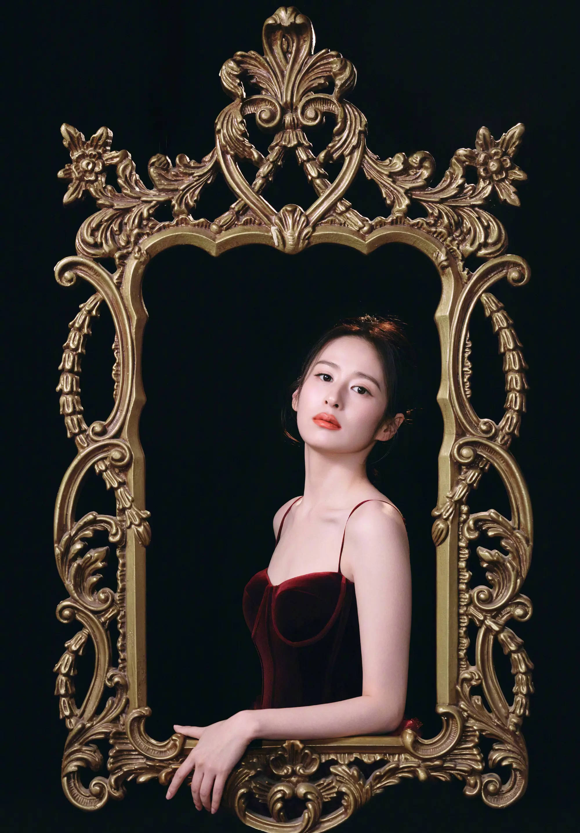 颖儿穿花瓣长裙宛如油画公主 危坐画框中栏杆玉砌