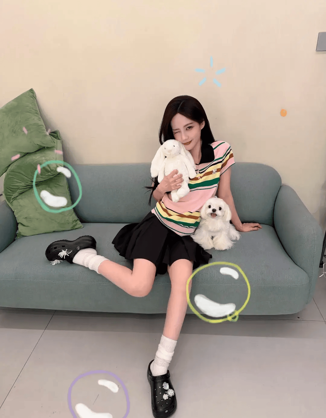 李一桐身穿彩色T恤配玄色短裙 怀抱小狗甜好意思可儿